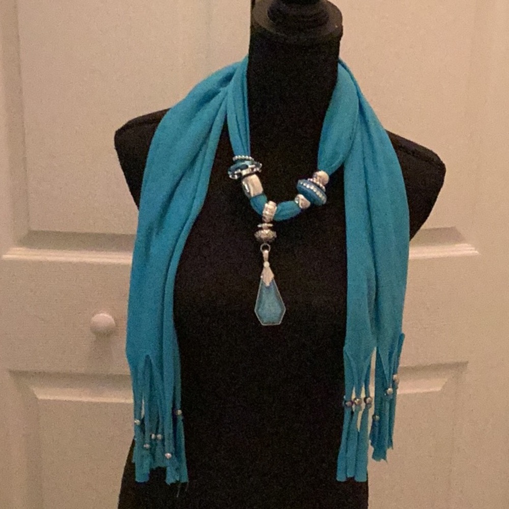🦋NWOT Pretty Jewel Embellished Scarf Closet Must Have 🦋